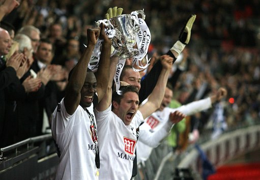 宝刀不老，齐达内在宇宙联赛中进球还送出一脚潇洒助攻（齐达内风采依旧，宇宙联赛破门并奉上潇洒助攻）