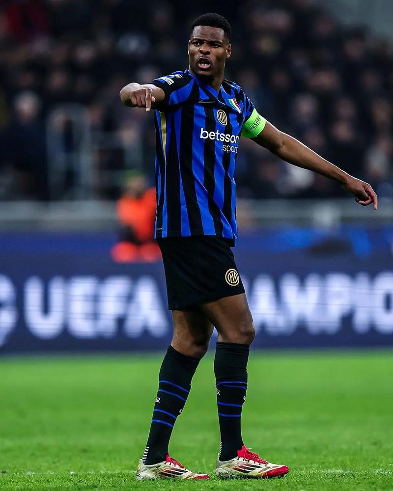 伯纳乌变装，现代化球场伯纳乌＂秒变＂橄榄球比赛场地（伯纳乌华丽变身：现代化球场一键切换橄榄球赛场）