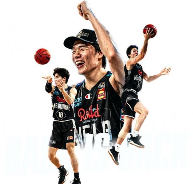 青训小将破门后被队友高高举起（青训新星破门后被队友举起庆祝）