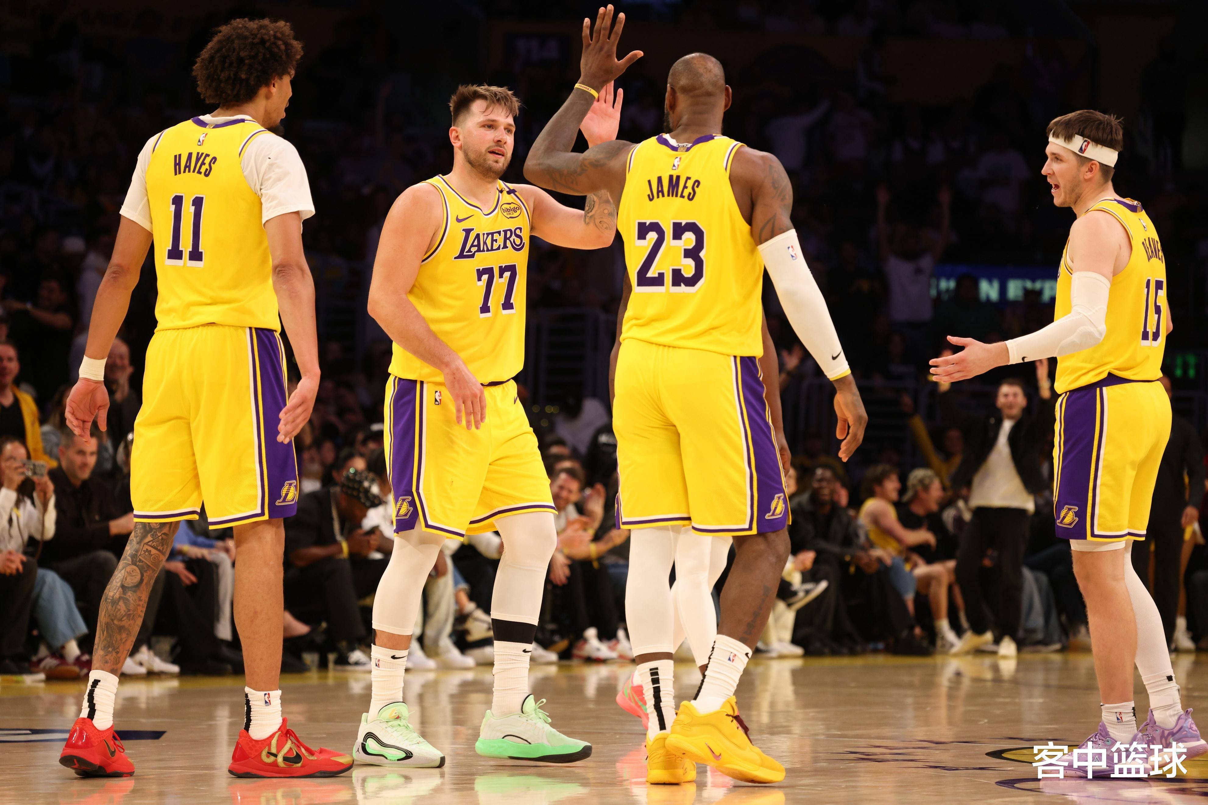 战术大师阿隆索巧解贝林厄姆定位难题，皇马中场重焕新生（阿隆索以战术妙招化解贝林厄姆位置困扰，皇马中场焕发新活力）