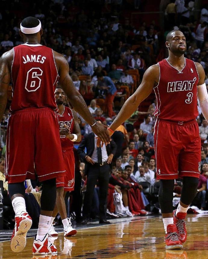 西甲：巴萨客场2-2战平塞维利亚（西甲：巴萨做客与塞维利亚2-2握手言和）